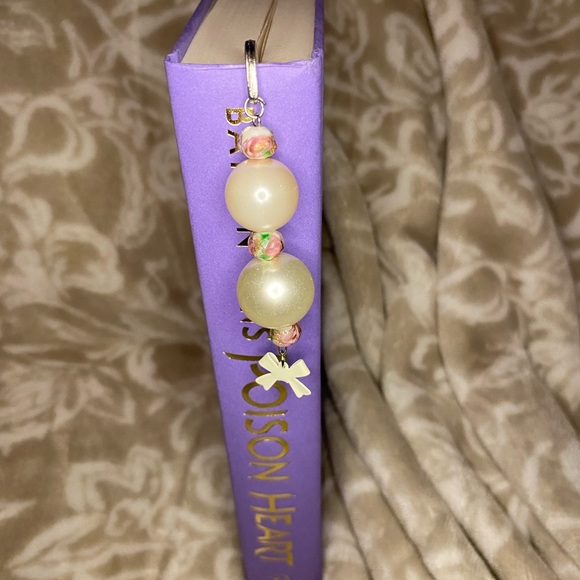 Handmade metal hook bookmark - Picture 3 of 3